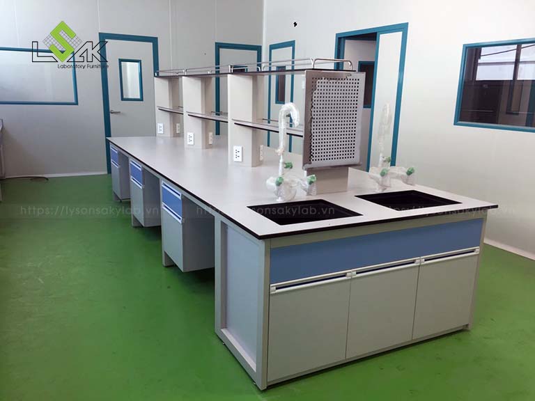 Bàn thí nghiệm trung tâm có bồn rửa phòng thí nghiệm Nhà máy sản xuất Thuốc Thú y UV Việt Nam