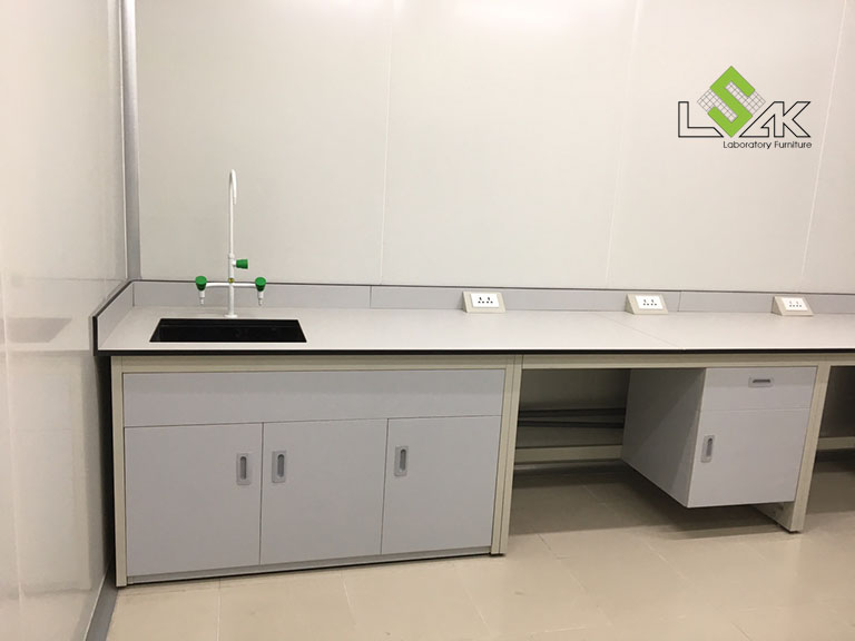 Bàn thí nghiệm áp tường có chậu rửa nội thất phòng lab công ty Sản Xuất Hương Liệu Ếch Vàng