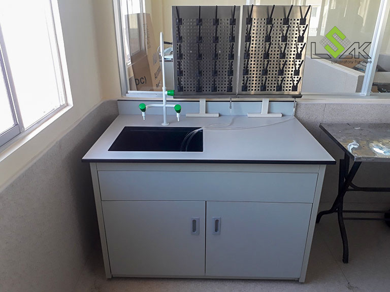 Bàn thí nghiệm đơn có bồn rửa nội thất phòng thí nghiệm Công ty Thủy Sản Việt Úc - Bạc Liêu
