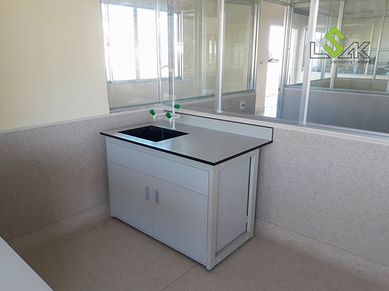 Bàn thí nghiệm đơn có chậu rửa nội thất phòng thí nghiệm Công ty Thủy Sản Việt Úc - Bạc Liêu