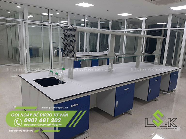 Bàn thí nghiệm trung tâm có bồn rửa lắp đặt tại phòng xét nghiệm Trung tâm Kiểm soát bệnh tật thành phố Đà Nẵng