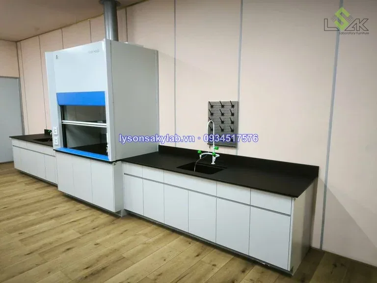 Bàn thí nghiệm áp tường va tủ hút khí độc