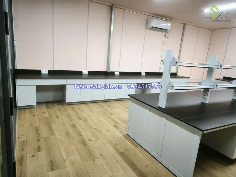 Bàn thí nghiệm áp tường mặt phenolic đen