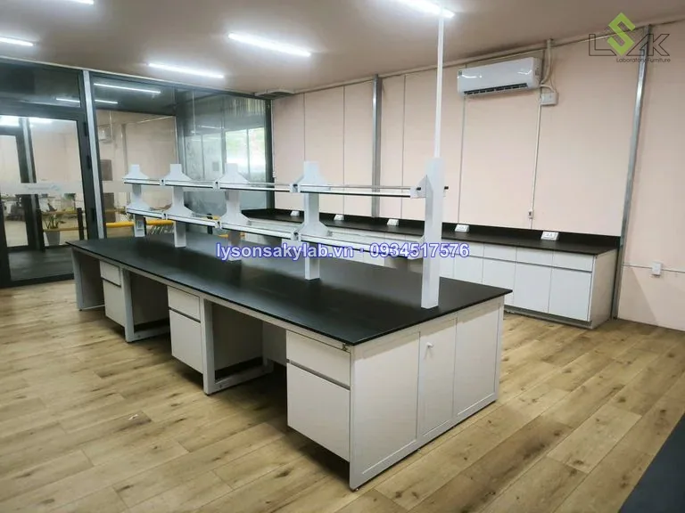 Bàn thí nghiệm trung tâm có kệ trên bàn