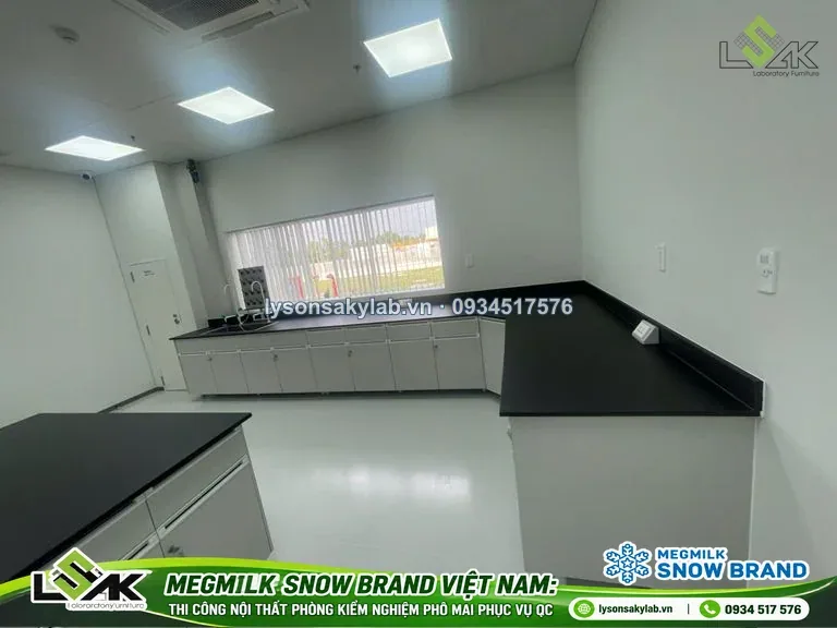 Bàn thí nghiệm áp tường mặt phenolic đen