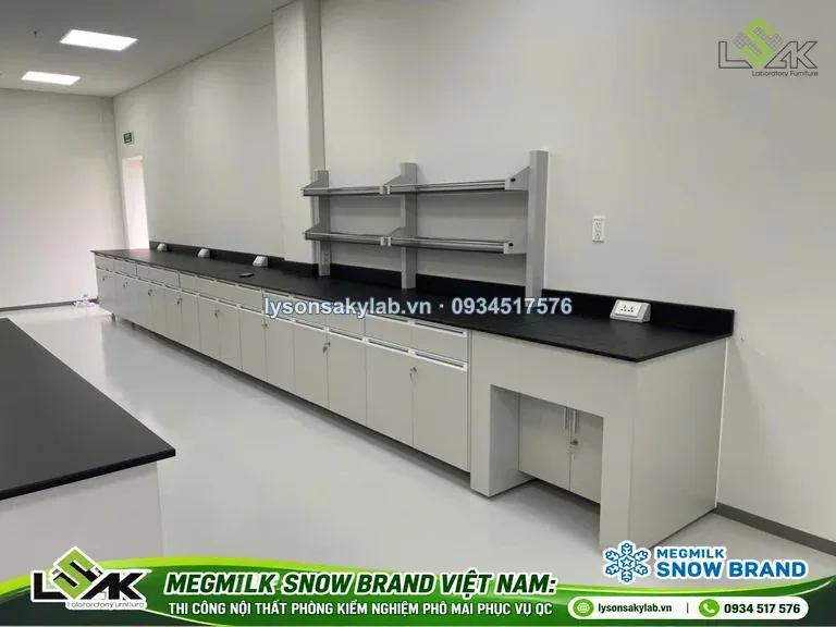 Bàn thí nghiệm áp tường có kệ trên bàn
