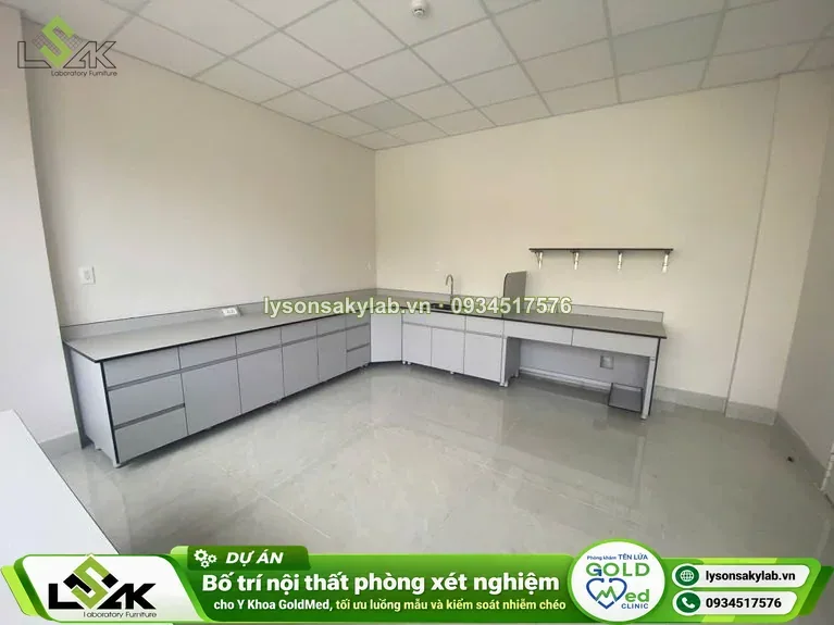 Bàn thí nghiệm áp tường có kệ treo