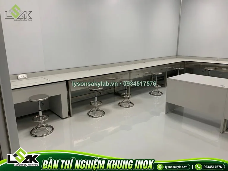 Bàn thí nghiệm khung inox - 1