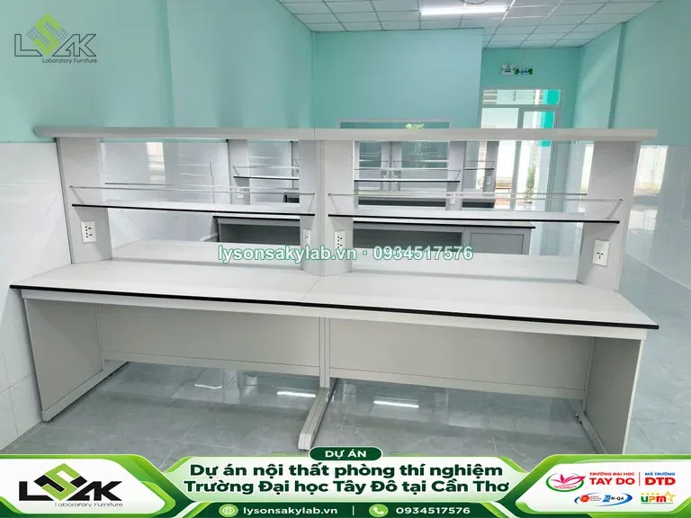 Bàn thí nghiệm trung tâm có kệ trên bàn