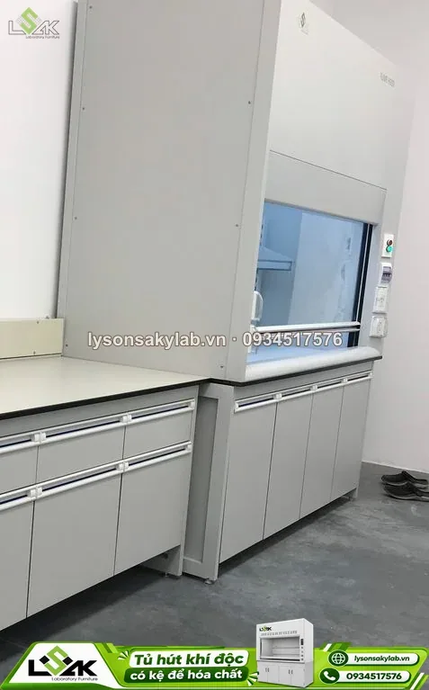 Tủ hút khí độc có kệ để hóa chất